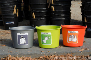 grijze emmer met afval recycling Restafval sticker, groene emmer met afval recycling GFT sticker en oranje emmer met afval recycling sticker voor plastic/metaal/drankkarton