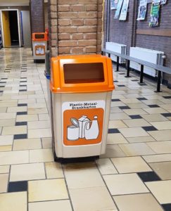 Afval scheiden op school Windroos_afvalbakken met PMD sticker
